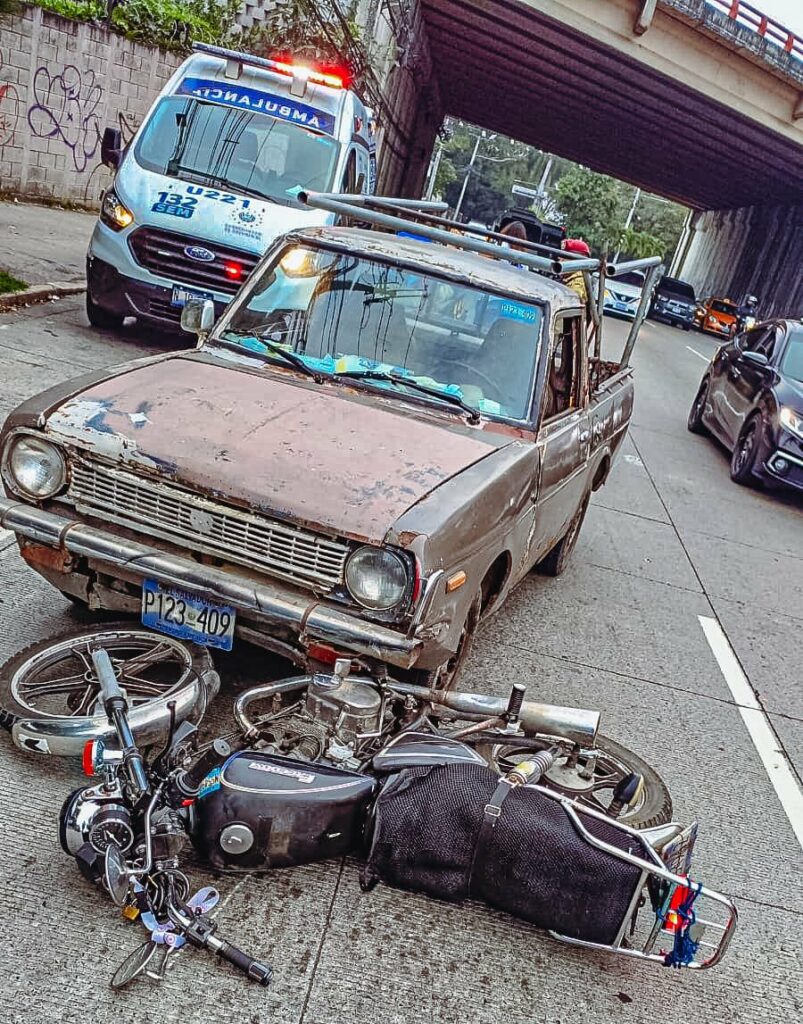 Motociclista de 18 años sufre múltiples lesiones tras ser embestido en Santa Tecla