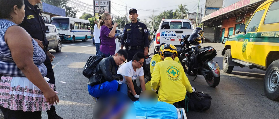 Trasladan al hospital a señorita atropellada por una moto en Apopa
