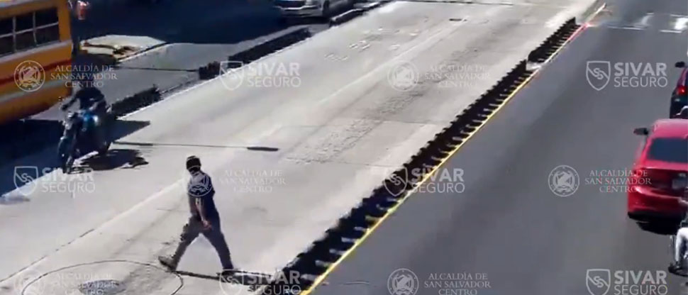 Captan instante cuando motociclista atropella a peatón a unos metros de pasarela
