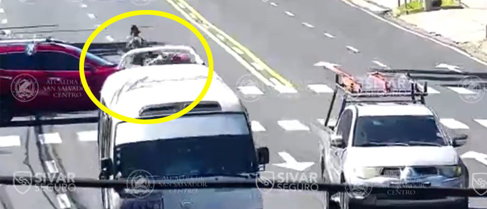 Motociclista y su acompañante salen impulsados tras ser embestidos por camioneta