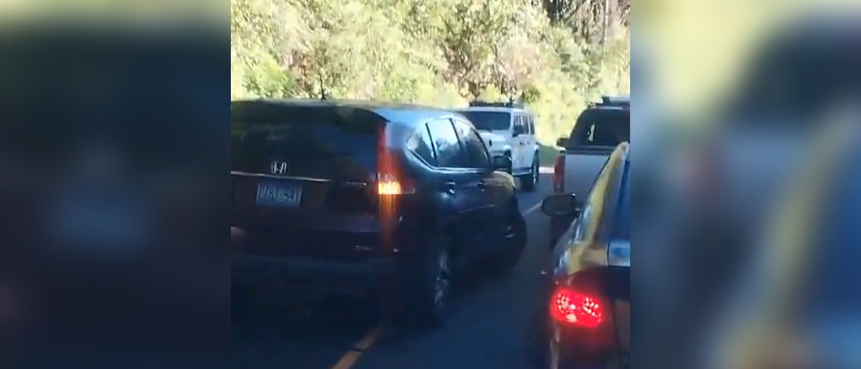 Denuncian a conductor de camioneta circulando en sentido contrario en la calle a Huizúcar