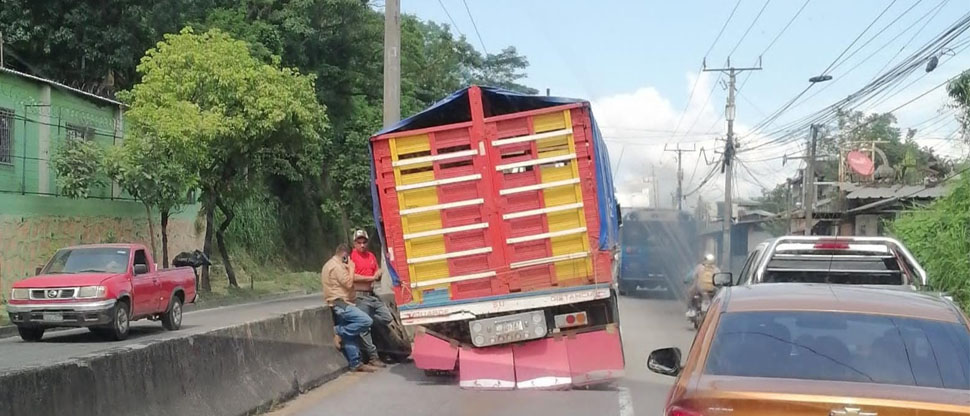 Camión con problemas mecánicos provoca fuerte embotellamiento en la Troncal del Norte 