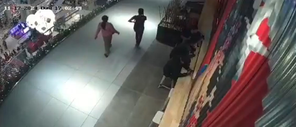 Captan instante cuando carro cae sobre un kiosko dentro de centro comercial