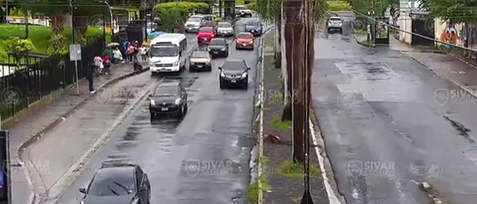 Conductor intenta frenar sobre calle resbaladiza por lluvias y provoca múltiple choque