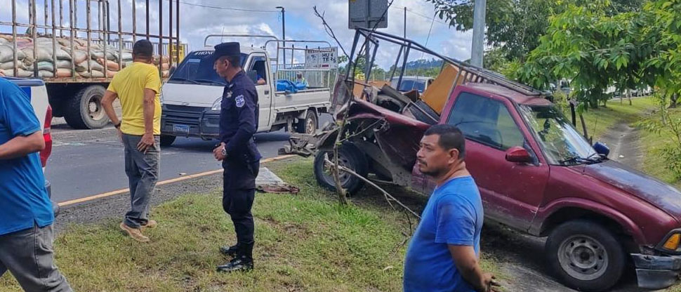 Motorista de pick up resulta lesionado tras fuerte choque con camión en Cojutepeque