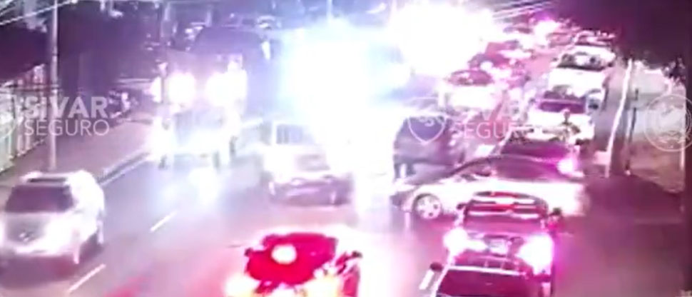 Captan choque frontal de dos carros en la calle Las Amapolas