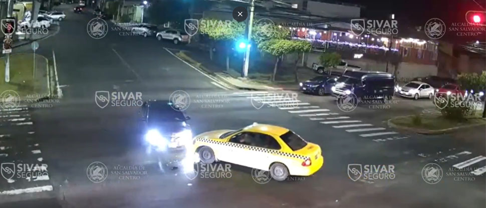 VIDEO: Imprudencia al conducir provoca choque entre taxi y carro particular