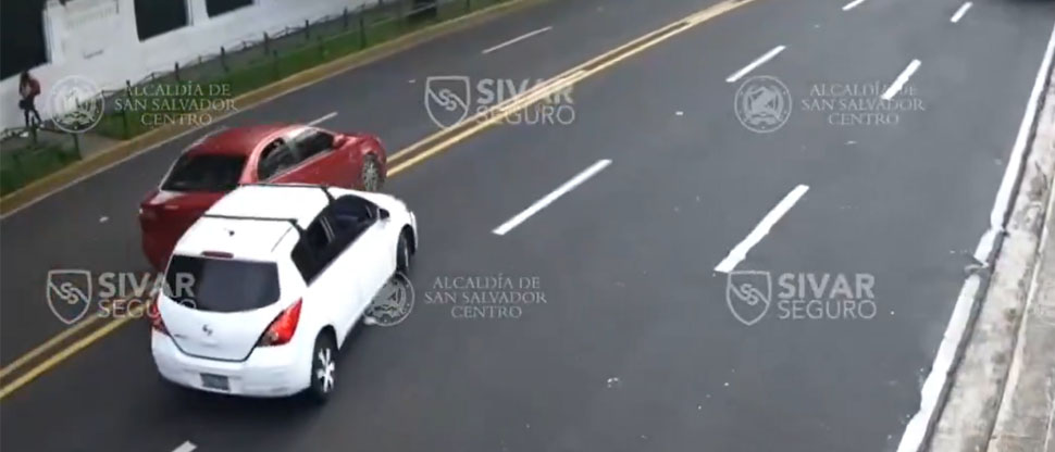Automovilista provoca choque frente al Hospital Rosales tras invadir carril