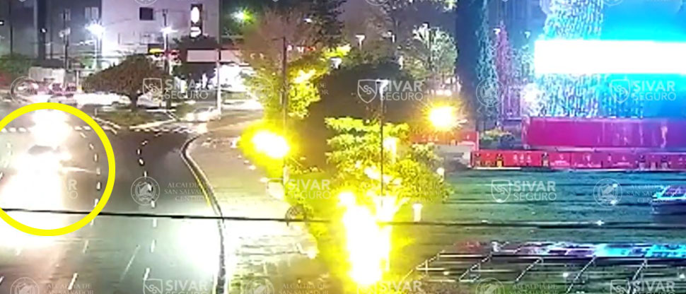 Motociclista se estrella contra carro en el redondel de El Salvador del Mundo