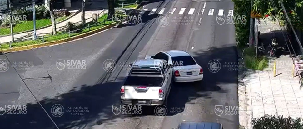 Maniobra imprudente provoca choque entre carro particular y pick up esta mañana