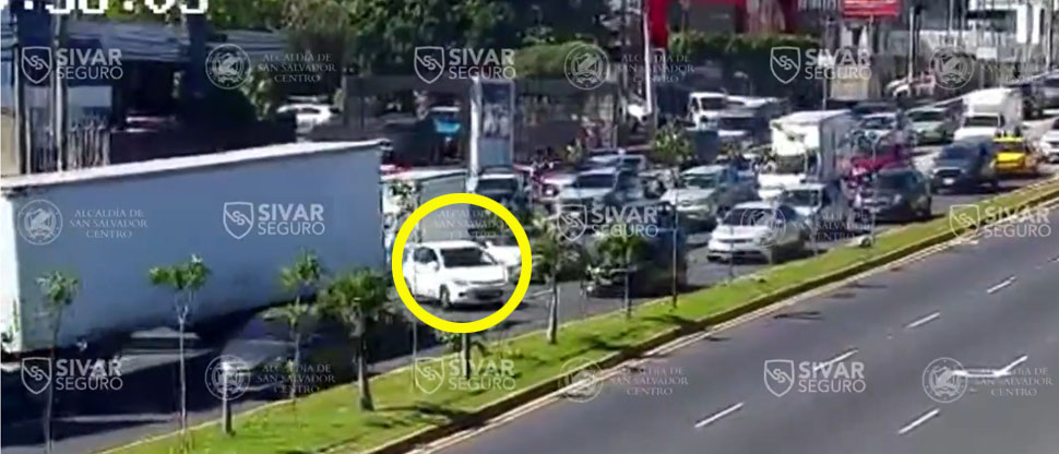 Carro que salía de la UCA provoca choque al incorporarse al bulevar de Los Próceres