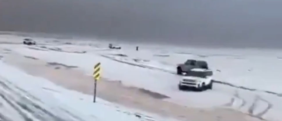 Desierto árabe queda teñido de blanco tras ser cubierto por intensa granizada