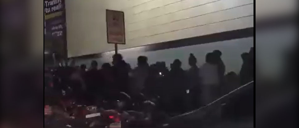 Al que madruga…: salvadoreños hacen largas filas en la madrugada para aprovechar ofertas