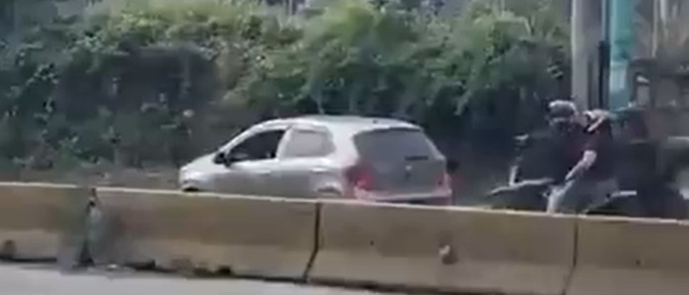 INTOLERANCIA: Captan a automovilista bloqueando la vía a motociclista en Los Chorros