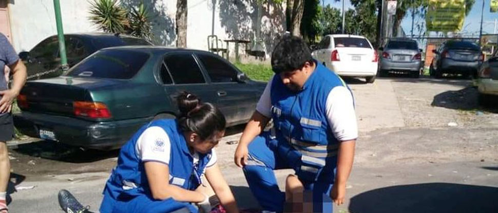 Auxilian a hombre que cayó de vehículo en movimiento en San Salvador