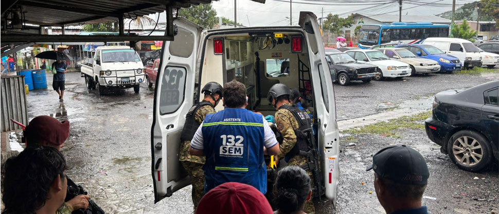 Trasladan al hospital a una persona tras caer de un muro de dos metros de altura