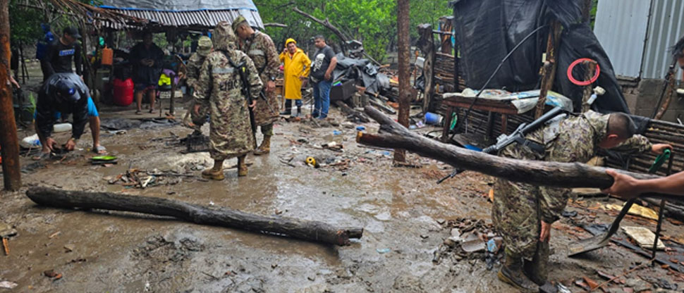 Fuerza Armada limpia escombros de vivienda colapsada por las lluvias, no hay lesionados