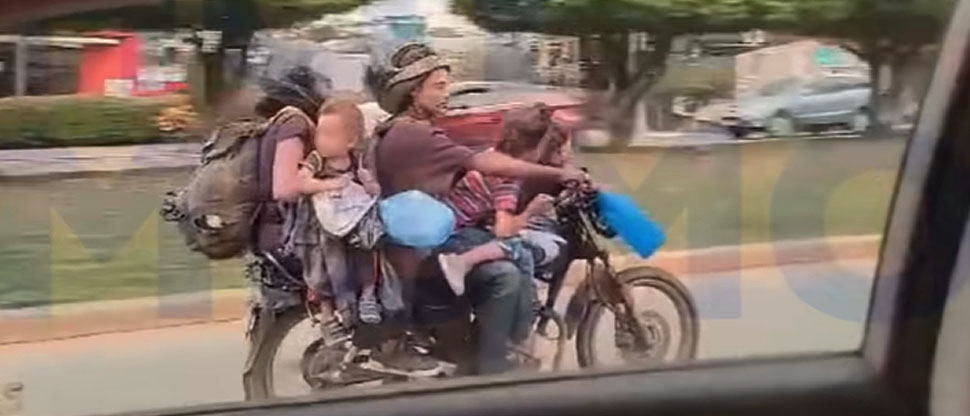 Captan a familia completa viajando en una motocicleta