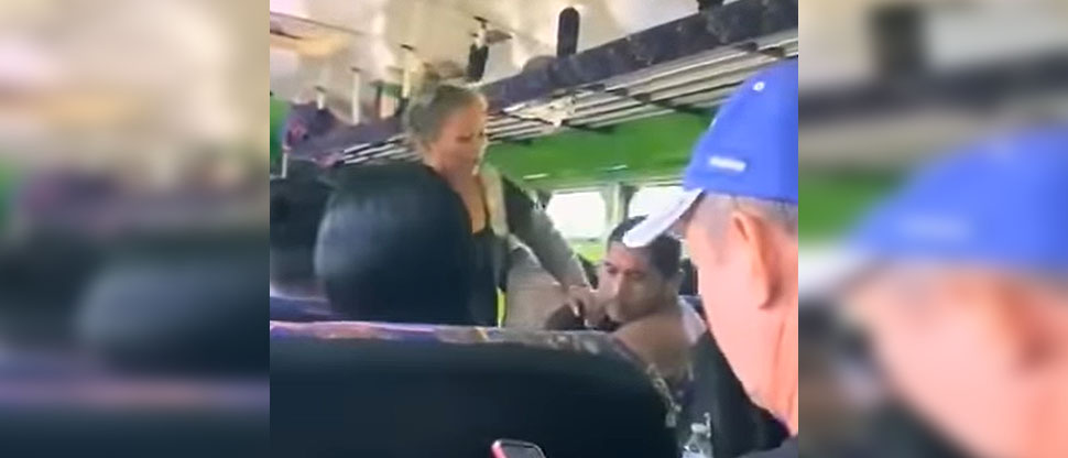 Denuncian a mujer que agrede a hombre dentro de un autobús de la ruta 205