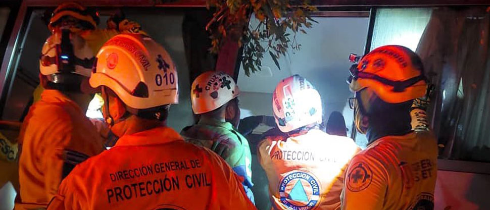 Rescatan a 4 personas atrapadas en carro tras chocar contra árbol en carretera a Comalapa 