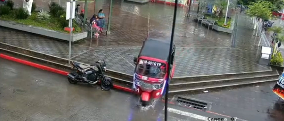 GUATEMALA: Motorista borracho escapa de persecución policial a bordo de su mototaxi