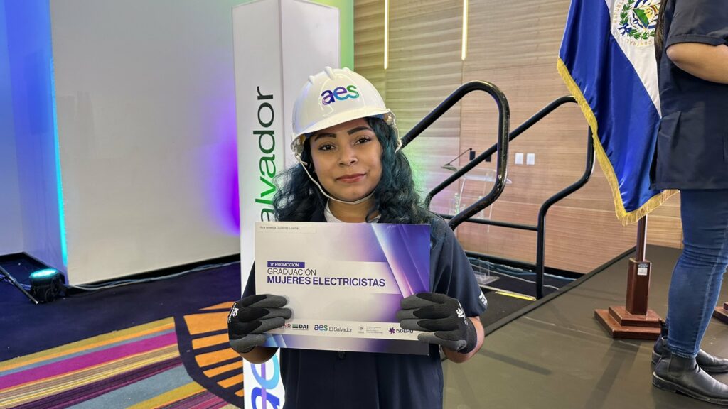 AES gradúa a 103 mujeres como técnicas electricistas