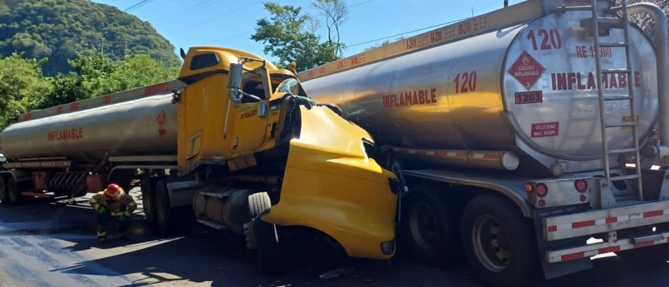 Choque entre pipas que transportaban combustible deja una persona fallecida