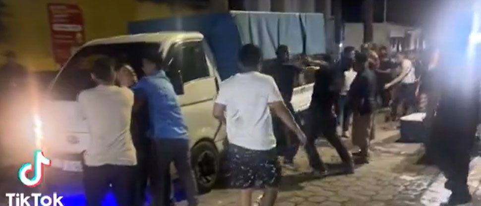 VANDALISMO: Captan feroz pelea entre sujetos durante fiesta en las calles de Apopa