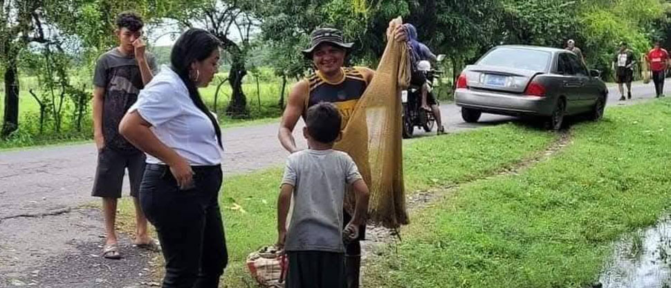 Habitantes del Bajo Lempa aprovechan crecida del río para pescar y vender a la orilla de la carretera