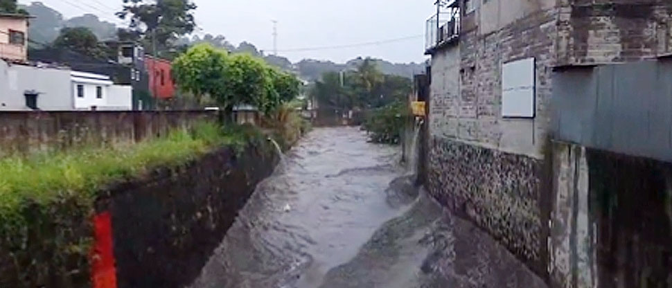 Protección Civil monitorea incremento del río Arenal tras lluvia de esta tarde en San Salvador