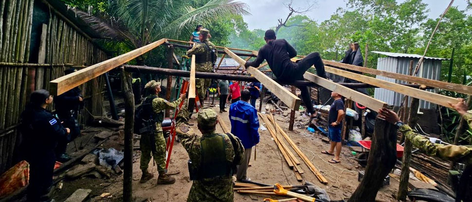 Militares reconstruyen vivienda colapsada por las lluvias provocadas por la tormenta Sara
