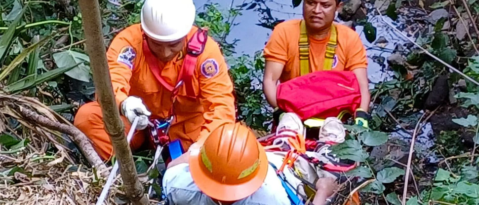 Rescatan a albañil de 66 años que cayó en barranco en la colonia Miralvalle