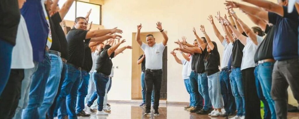 Premian a gerente por excelente labor y profesionalismo tras acción prepotente de un cliente