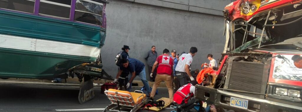 Una mujer fallecida y siete lesionados tras fuerte choque entre buses en San Salvador