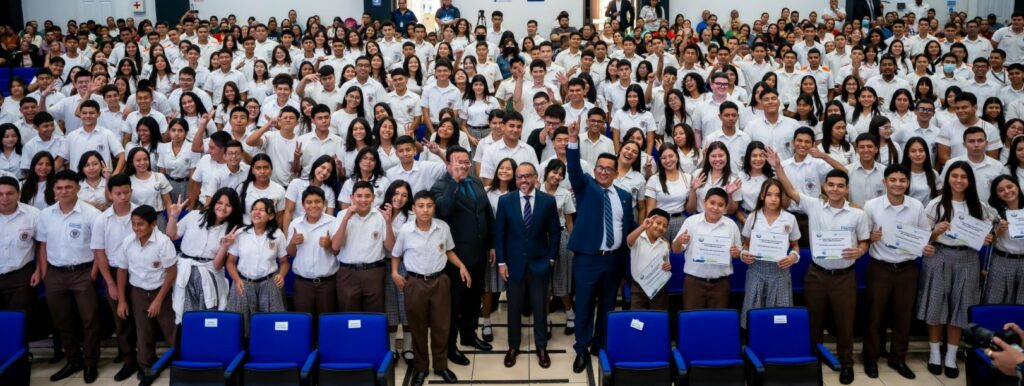 Entregan becas a 270 estudiantes de escasos recursos del ITEXSAL