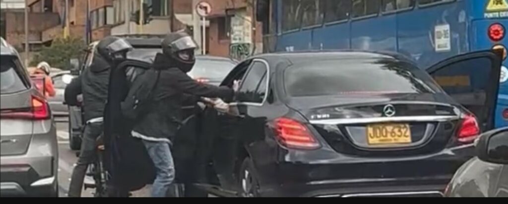 Bogotá: Impactante video de atraco con armas y a plena luz del día