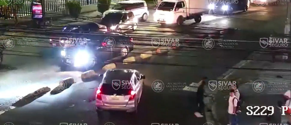 Automovilista calcula mal y se sube a los separadores de carril de la 75 avenida norte