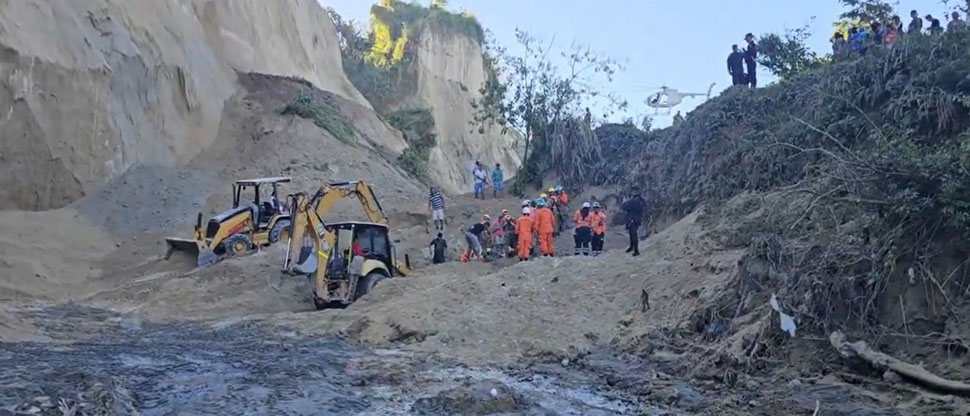 Localizan el cuerpo sin vida de una persona soterrada tras el colapso de talud esta mañana 