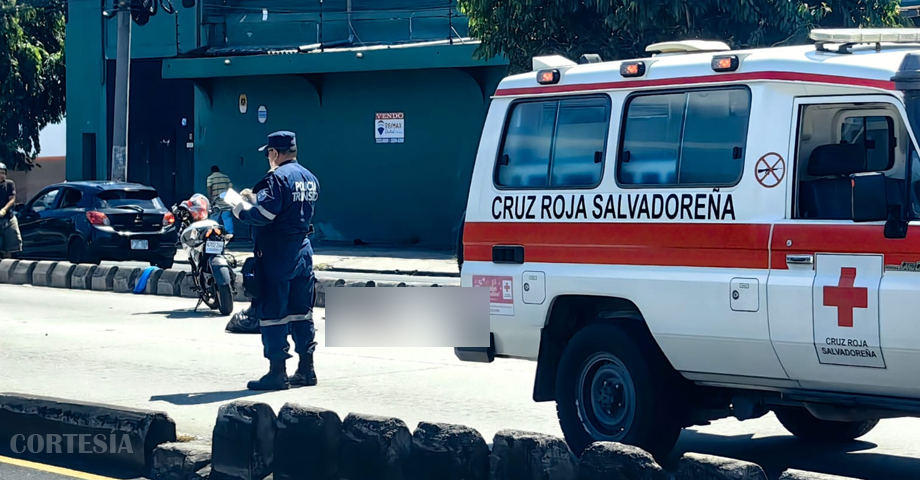 Mujer pierde la vida cuando se cruzaba la Juan Pablo II; un motociclista la arroyó