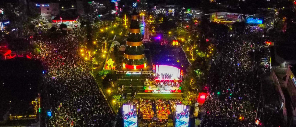 Cientos de familias disfrutaron el inicio de la temporada navideña en la plaza del Divino Salvador del Mundo
