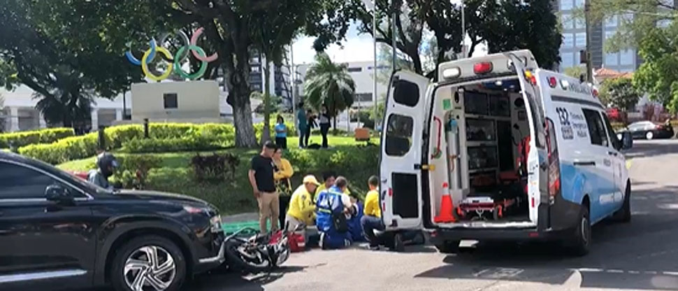 Motociclista termina en el hospital tras chocar contra camioneta en avenida Olímpica, San Salvador