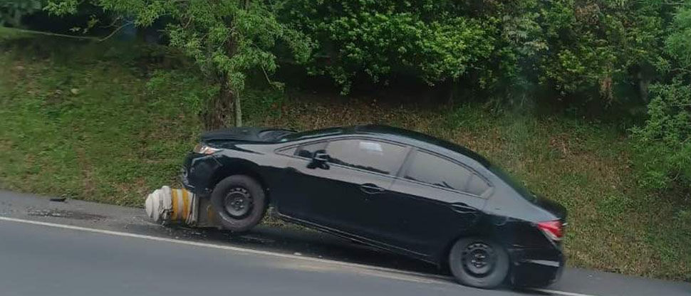 Conductor se accidenta y derriba separador en avenida Jerusalén, San Salvador