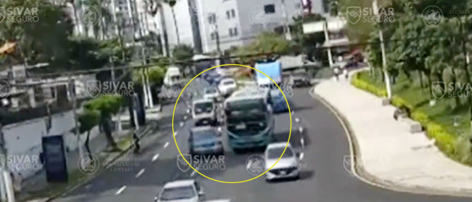 Captan imprudencia de conductores en alrededores de plaza Salvador del Mundo
