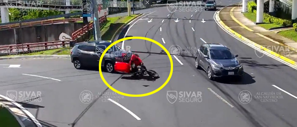 Cámaras de seguridad captan momento en que conductor embiste a motociclista