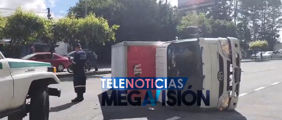 Accidente de tránsito deja dos personas lesionadas en carretera a Comalapa