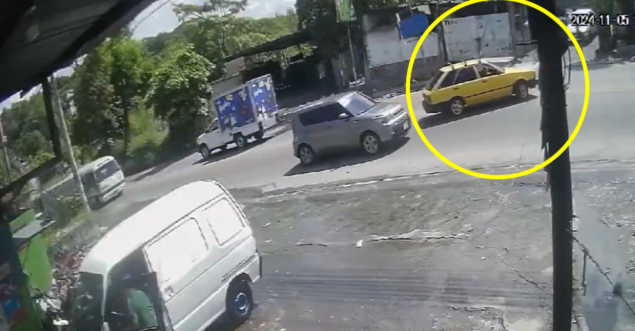 Cámara capta momento cuando motociclista impacta un vehículo en Apopa