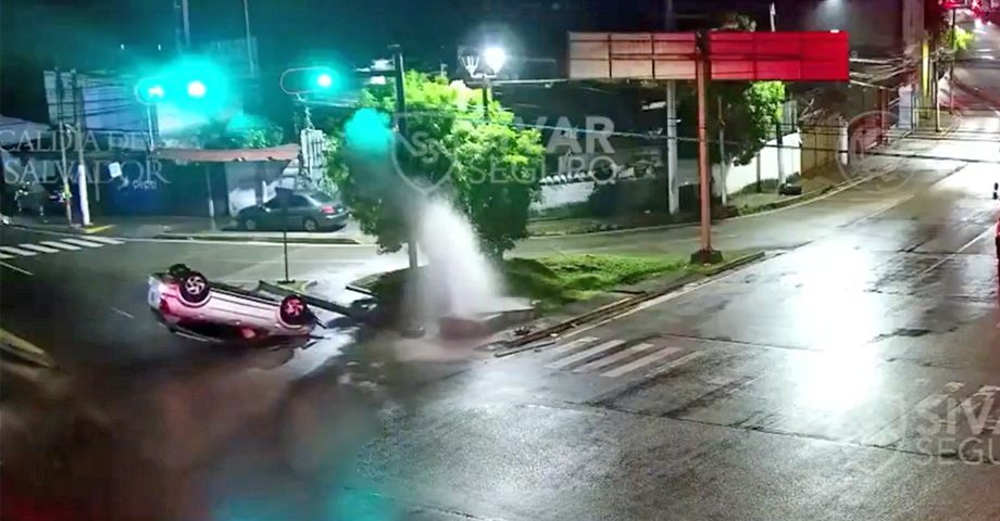 Conductor pierde el control y choca contra un hidrante en San Salvador