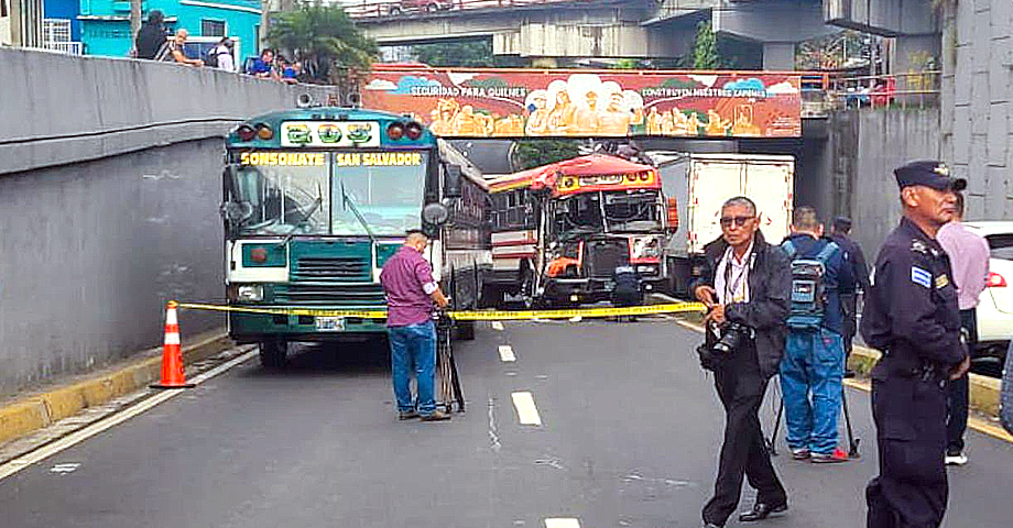 Confirman fallecimiento de una mujer tras accidente entre dos buses en bulevar Venezuela