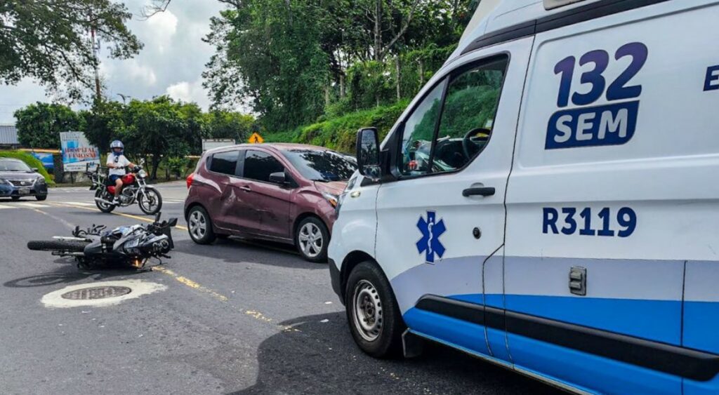 Atienden a mujer que resultó lesionada tras accidente en Santa Tecla