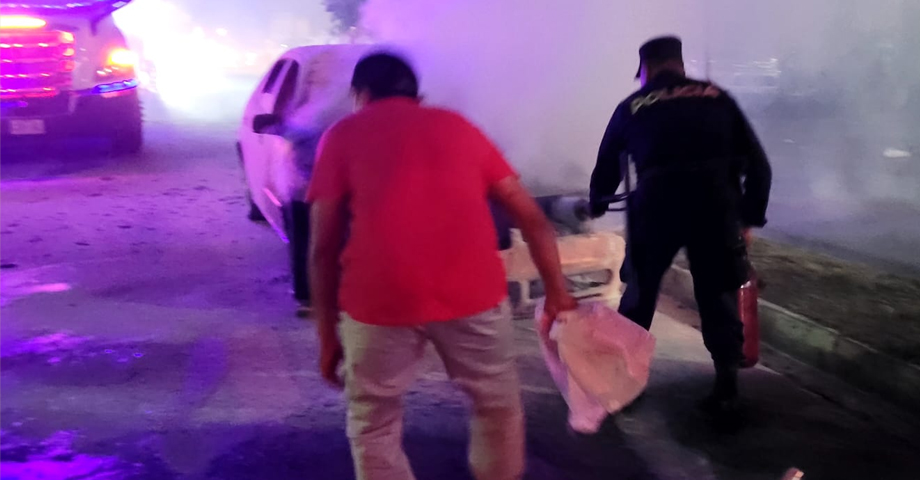 Agentes auxilian a ciudadano cuyo vehículo se prendió en llamas